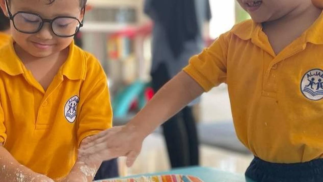 Foto Gala Sky Saat Belajar di Sekolah