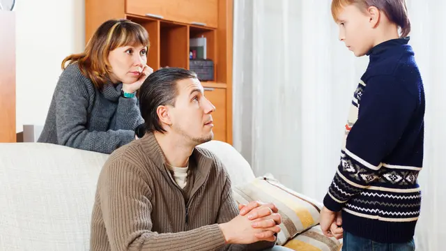 Kedua orang tua sedang mendengarkan anak mereka berbicara (Foto Dok: Freepik/freepik)