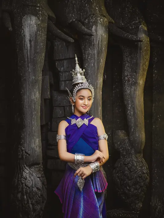 Kombinasi warna silver dan biru membuat auranya semakin memancar sebagai anggota keluarga kerajaan (Foto: Facebook Jenna Norodom)