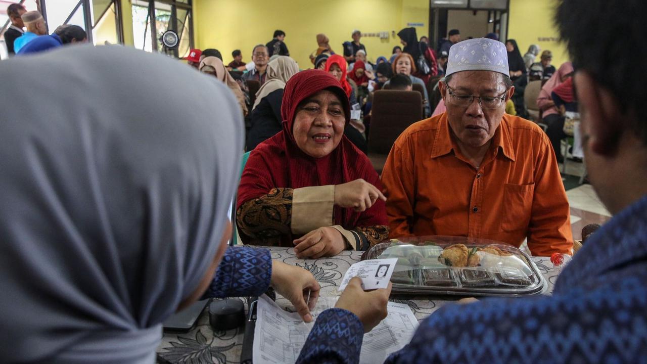 FOTO: Antusiasme Lansia Serbu Program Kartu Layanan Gratis Transportasi Umum di Jakarta, Begini Cara Daftarnya!