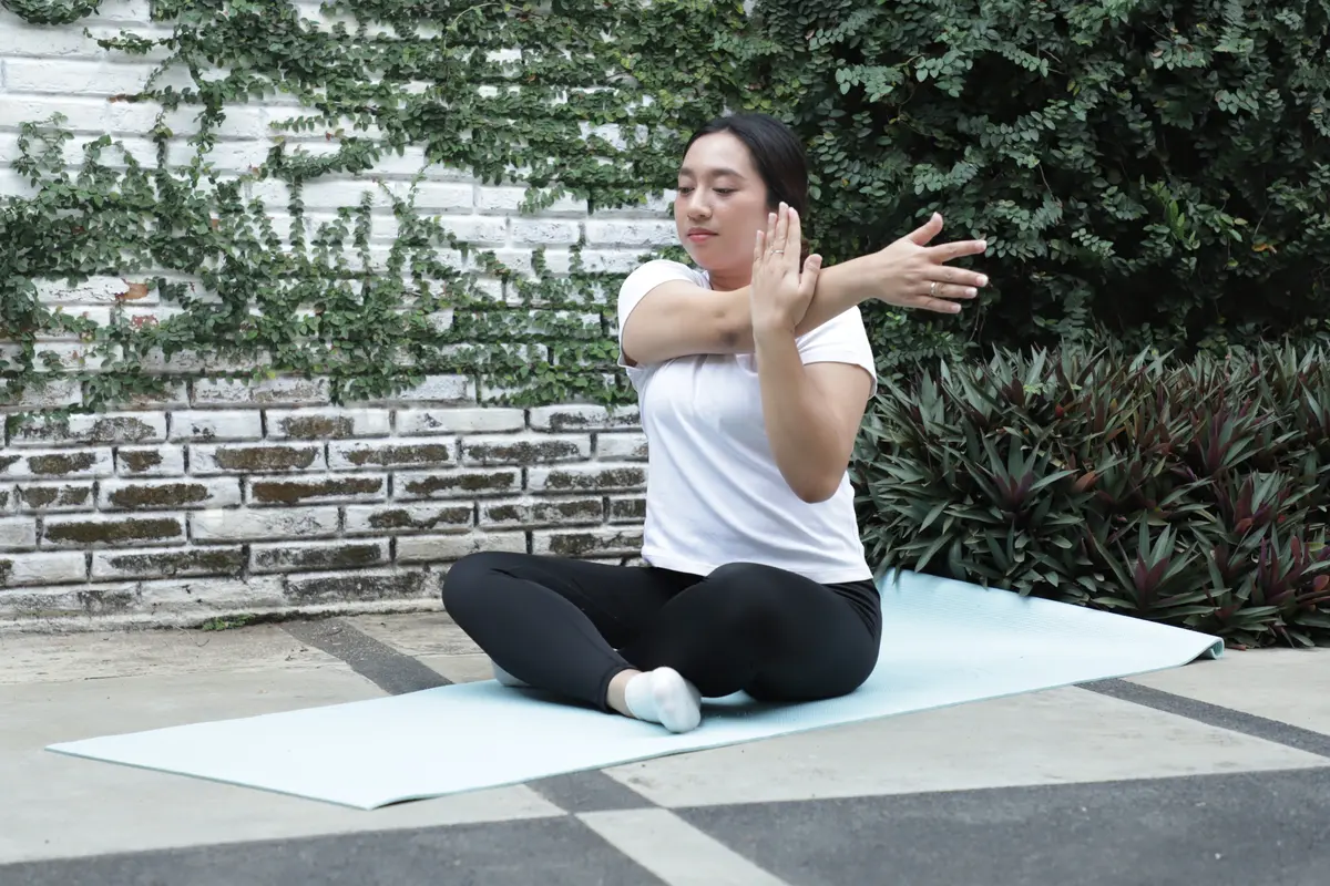 wanita november yoga sehat