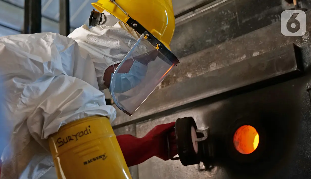 Petugas melakukan proses pembakaran limbah medis ke dalam incinerator di RSCM Jakarta, Jumat (26/6/2020). Menteri Lingkungan Hidup, Siti Nurbaya Bakar menyebutkan volume limbah medis infeksius di seluruh Indonesia hingga 8 Juni 2020 mencapai lebih dari 1.100 ton. (Liputan6.com/Herman Zakharia)