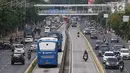 Pengendara sepeda motor melintasi jalur bus Transjakarta di Jalan Gunung Sahari, Jakarta, Kamis (27/12). Selain melanggar hukum, perilaku buruk pemotor tersebut juga dapat membahayakan keselamatan. Liputan6.com/Immanuel Antonius