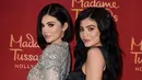 Kylie Jenner bersama patung lilin dirinya di Madame Tussauds Hollywood di Los Angeles, California (18/7). Kabarnya, butuh waktu setengah tahun untuk menyelesaikan patung model 19 tahun ini. (Vivien Killilea/Getty Images for Madame Tussauds Hollywood/AFP)