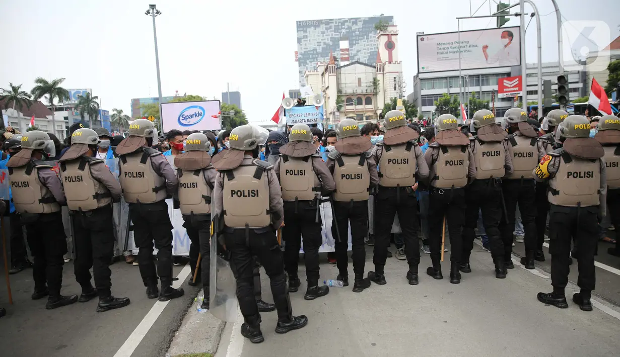 Polisi menjaga unjuk rasa menolak UU Cipta Kerja di kawasan Harmoni, Jakarta, Kamis (8/10/2020). UU Cipta Kerja yang disahkan beberapa waktu lalu memicu demonstasi sejumlah kalangan. (Liputan6.com/Faizal Fanani)