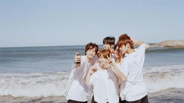 Boy Group TWS Beranggotakan Enam Member yaitu Shinyu, Dohoon, Youngjae, Hanjin, Jihoon, dan Kyungmin. TWS Singkatan dari 'Twenty Four Seven With Us'. TWS Juga Dijuluki 'Adik Seventeen' (instagram.com/tws_pledis)