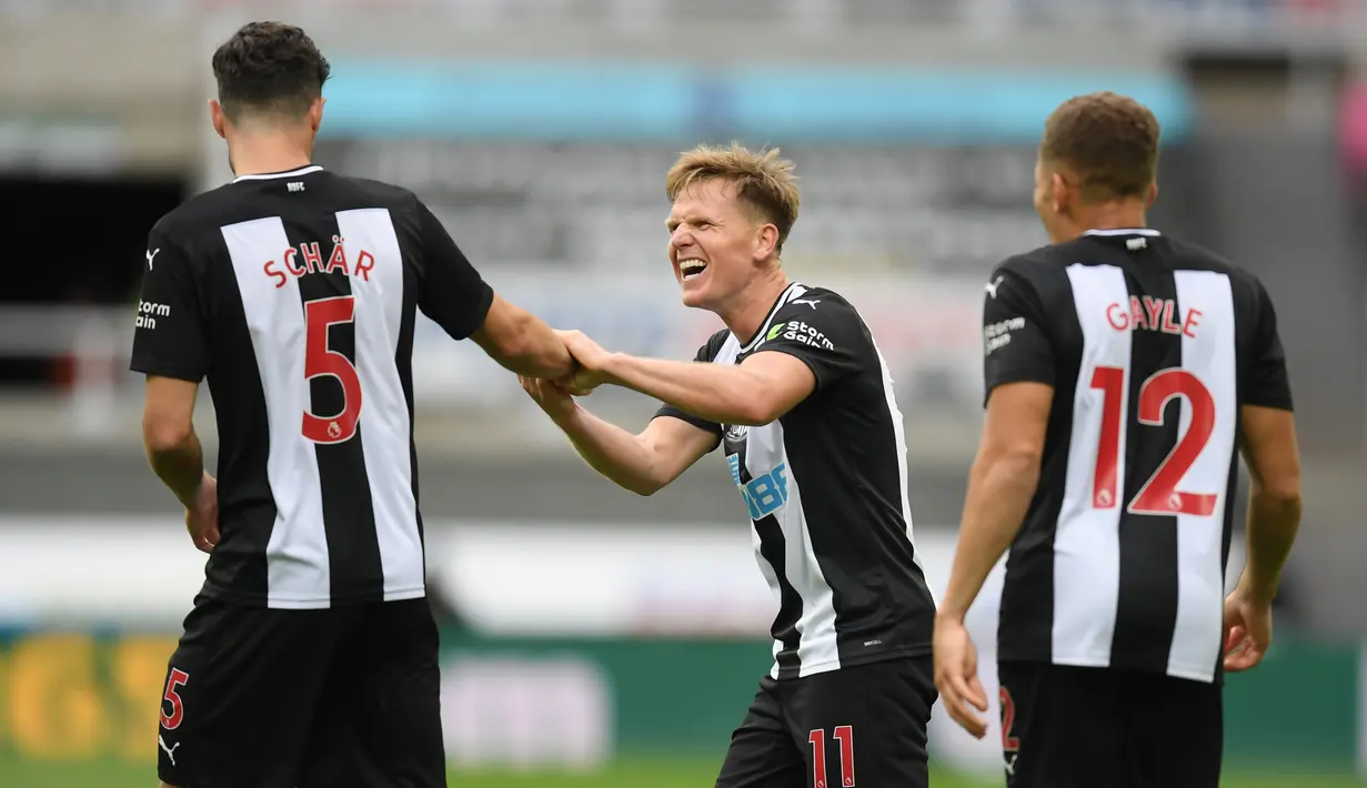 Gelandang Newcastle United, Matt Ritchie (tengah) berselebrasi usai mencetak gol ke gawang Tottenham Hotspur pada pertandingan lanjutan Liga Inggris di St James 'Park di Newcastle-upon-Tyne , Inggris (15/7/2020). Tottenham menang 3-1 atas Newcastle. (AFP/Michael Regan)