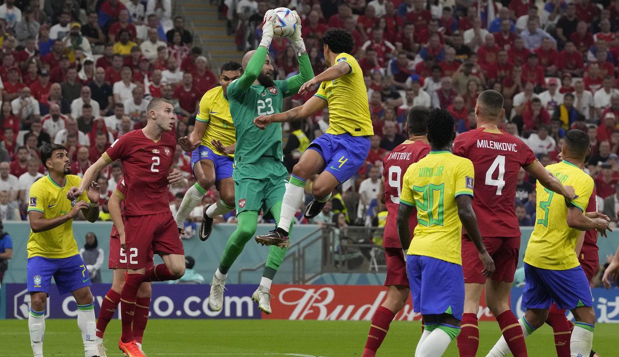 Pertahanan Serbia cukup tangguh menghadapi serangan-serangan Brasil. Mereka kesulitan mengimbangi dengan penyerangan yang apik kendati mampu beberapa kali merangsek ke kotak penalti Brasil. (AP Photo/Themba Hadebe)