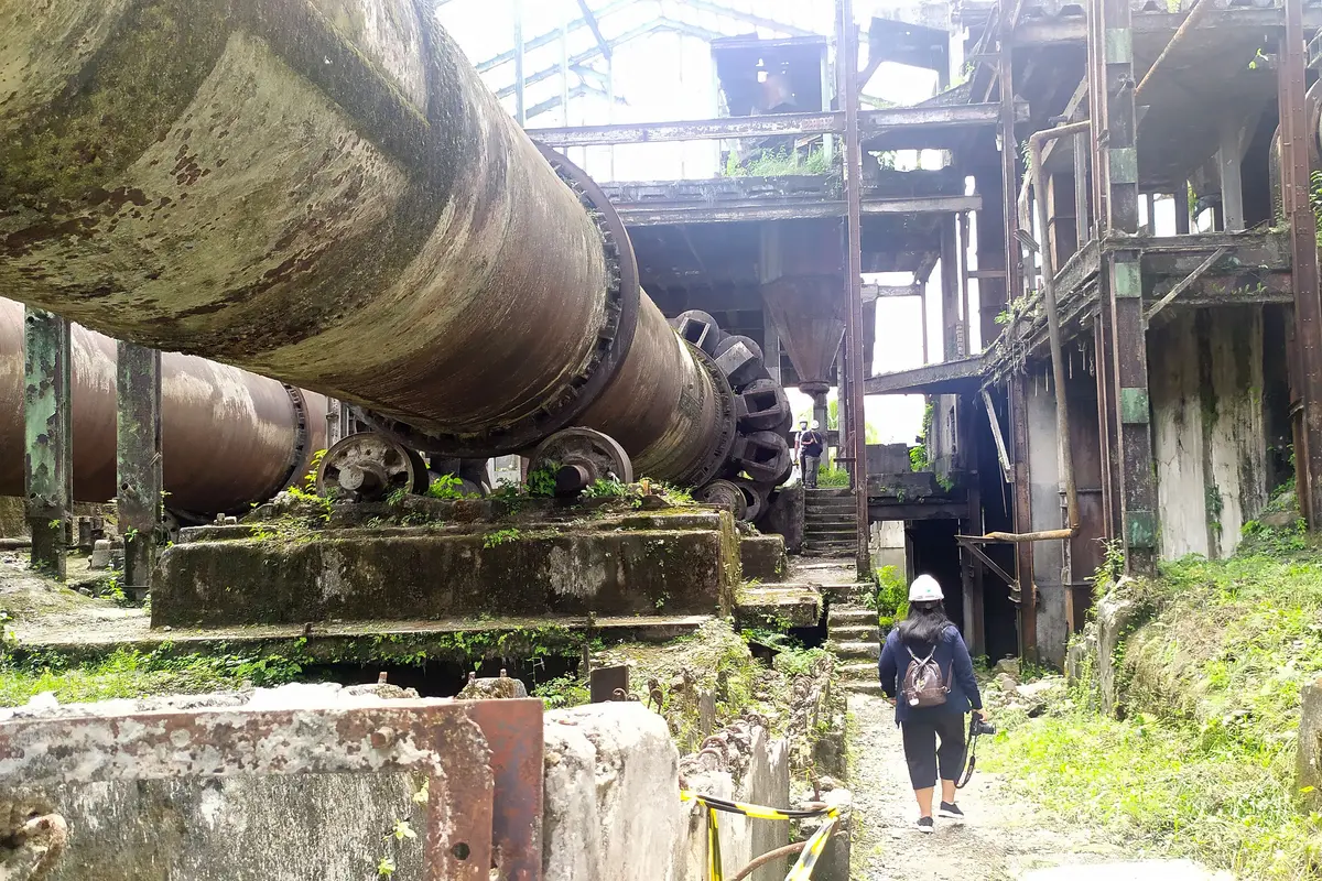 Menelusuri pabrik Indarung I di kawasan PT Semen Padang. Pabrik ini berdiri pada Maret 1910 dengan nama NV Nederlandsch Indische Portland Cement Maatschappij (NV NIPCM).