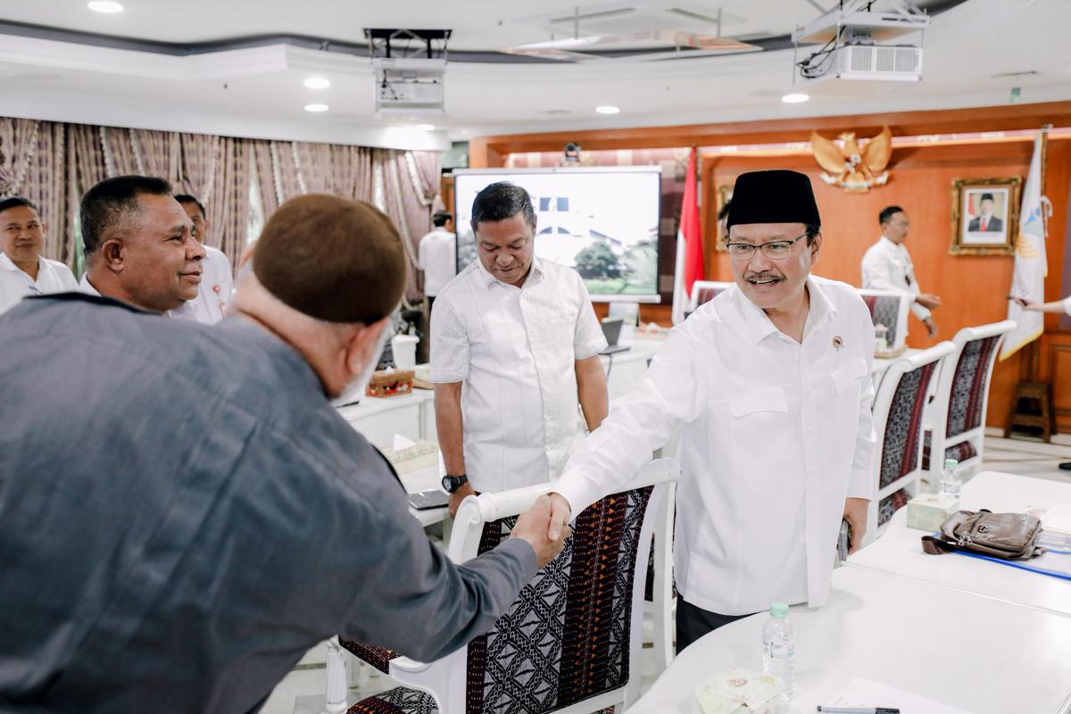 Menteri Sosial Saifullah Yusuf saat audiensi bersama Bupati Fakfak Samaun Dahlan & Bupati Flores Timur Antonius Doni Dihen
