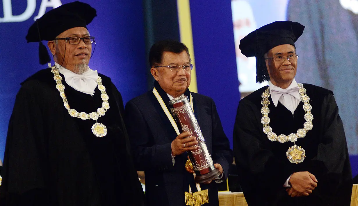 Mantan Wakil Presiden Jusuf Kalla menerima penghargaan HB IX Award 2019 dari UGM, bersamaan dalam peringatan Lustrum XIV UGM, Kamis (19/12/2019). Kiprah JK yang dinilai serius memperjuangkan perdamaian serta kemanusiaan menjadi latarbelakang diberikannya anugerah tersebut. (FOTO: Tim Media JK)