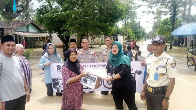 Bantuan sembako untuk warga terdampak banjir di Kabupaten Pandeglang, Banten.