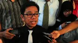 Ali Syamiarta memberikan keterangan pers usai melaporkan Agus Gumiwang ke Bareskrim Mabes Polri, Jakarta, Senin (30/3/2015). Ali melaporkan Agus Gumiwang karena dianggap telah memalsukan dokumen milik Partai Golkar.(Liputan6.com/Yoppy Renato)