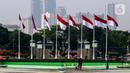 Petugas membersihkan area depan Gedung MPR/DPR/DPD yang meliputi Kolam, Halaman, Lobi gedung Nusantara  Jakarta, Rabu (29/7/2020). Menjelang bulan Agustus yang juga Perayaan Kemerdekaan RI, Parlemen bersolek menyambut sidang Tahunan yang diselenggarakan 14 Agustus 2020. (Liputan6.com/Johan Tallo)