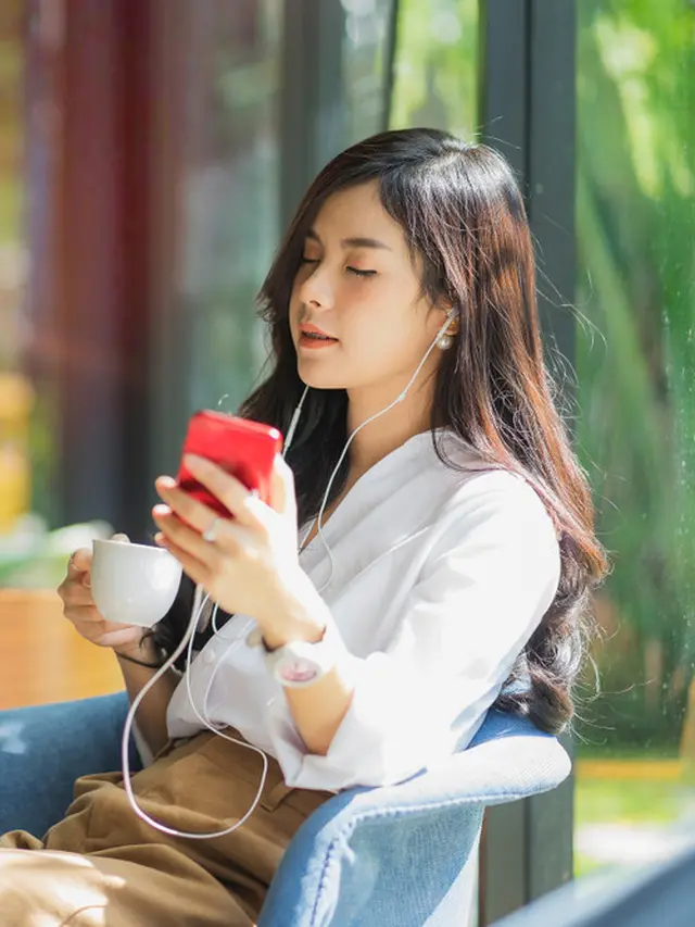 minum kopi santai bekerja mandiri