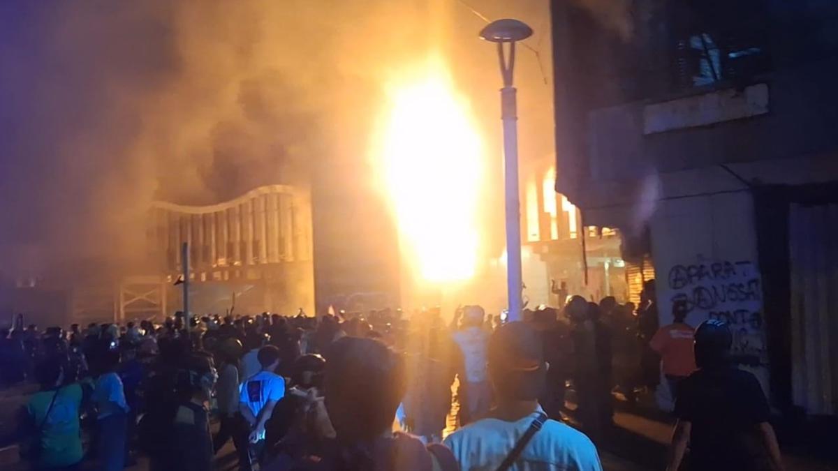 Imbas Kericuhan yang Meluas, Halte Transjakarta di Senen Terbakar