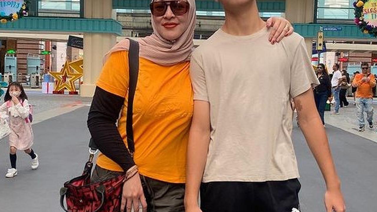 Liburan di Singapura, ini 10 Potret Terbaru Keanu Massaid Putra Angelina Sondakh yang Tinggi Banget