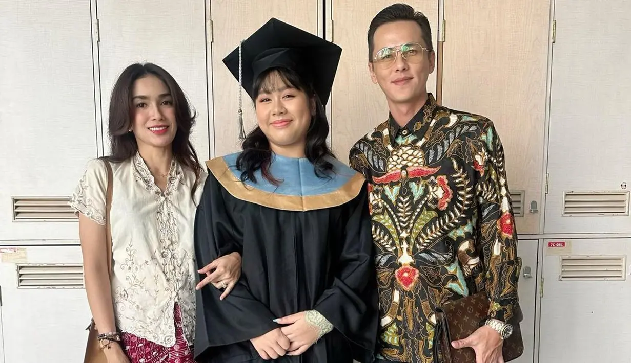 <p>Kenakan outfit yang sama, Ussy Sulistiawaty tetap cantik dengan makeup natural [@ussypratama]</p>