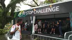 Sejumlah pengunjung mengikuti berbagai kegiatan di pit stop challenge pada ajang F1 GP Singapura, (17/9/2017). Kegiatan ini untuk menarik warga mengenal tentang F1. (Bola.com/Wirawan Kusuma)