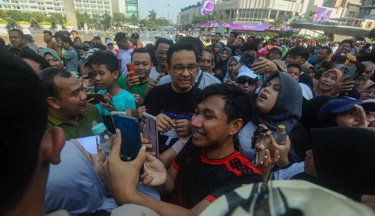 Bacagub dari partai NasDem dan PKS tersebut berolahraga sambil menyapa warga saat Hari Bebas Kendaraan Bermotor, Jakarta, Minggu (4/8/2024). (merdeka.com/Arie Basuki)