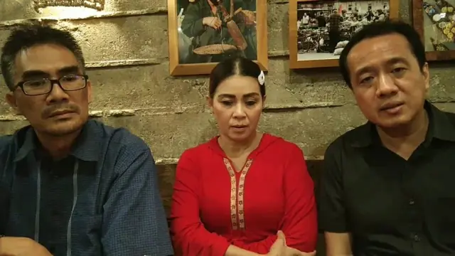 CEO QQ Production, Astrid, bersama dengan kuasa hukumnya Didit Wijayanto