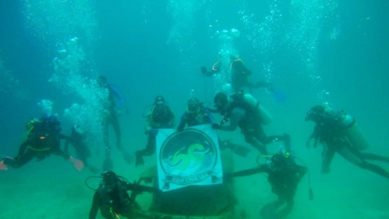 Aksi polisi peringati Hari Bhayangkara Ke-69 di bawah laut