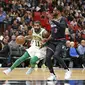 Kyrie Irving (no 11) berduel dengan Dwyane Wade pada laga NBA (AP)