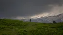 Gembala Kashmir menggembalakan ternaknya saat berjalan di atas bukit kecil di Tosamaidan, barat daya Srinagar, Kashmir yang dikuasai India, Senin (21/6/2021). Tidak hanya terkenal dengan padang rumputnya, Tosamaidan juga menjadi tujuan wisata. (AP Photo/Dar Yasin)