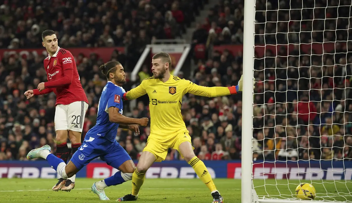 Penyerang Everton, Dominic Calvert-Lewin saat mencetak gol namun dianulir karena Offisede ke gawang Manchester United pada laga putaran ketiga Piala FA di Old Trafford di Manchester, Inggris, Sabtu (7/1/2023). Kemenangan ini memastikan MU melaju ke babak selanjutnya. (AP Photo/Dave Thompson)