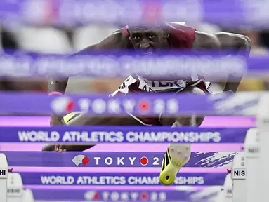 Pelari Qatar, Oumar Doudai Abakar berkompetisi pada nomor lari gawang 110 meter putra dalam ajang Kejuaraan Dunia Atletik 2025 di Tokyo, Jepang, Senin (15/09/2025). (AP Photo/Petr David Josek)