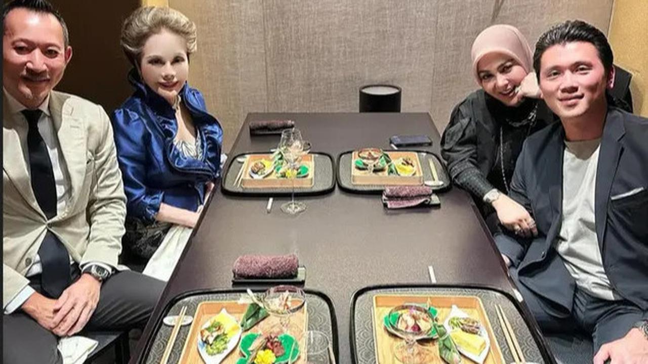 Gaya Syahrini dan Dewi Soekarno saat Makan Bersama, Glamor dengan Karakter Kuat yang Tak Terlupakan