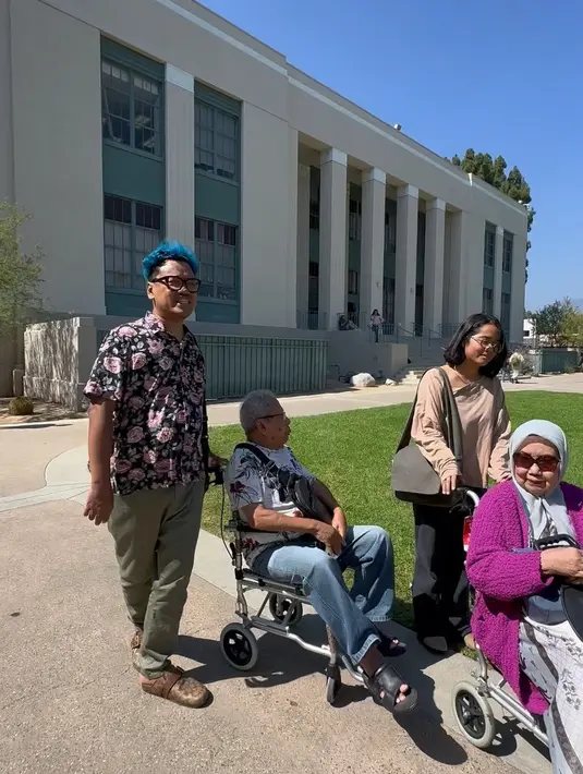 Penampilan Cinta saat menemani orangtua, kakek dan neneknya saat melihat kampus tempatnya menimba ilmu. Penampilan Cinta tampak sangat sederhana. Mengenakan jins, sweater coklat, dan tas selempang yang jauh dari kesan mewah. [Instagram/cintakuya]