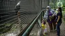 Pengunjung melihat burung di dalam kawasan Taman Mini Indonesia Indah, Jakarta, Minggu (12/10/2021). Uji coba pengoperasian tempat wisat ini harus  dengan Kapasitas pengunjung pada masa uji coba dibatasi hanya 25 persen. (Liputan6.com/Faizal Fanani)