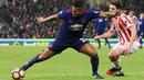 Pemain Manchester United, Antonio Valencia (kiri) mencoba melewati hadangan pemain Stoke City,  Joe Allen pada lanjutan Premier League di Bet365 Stadium, Stoke-on-Trent, (21/1/2017). Setan Merah bermain Imbang 1-1. (AFP/Lindsey Parnaby)
