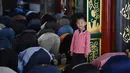 Seorang anak laki-laki terlihat saat salat Jumat pertama pada bulan Ramadan 1440 H di sebuah masjid di Beijing (10/5/2019). (AFP Photo/Greg Baker)