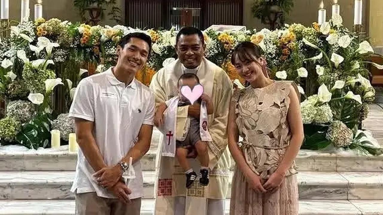 6 Potret Momen Pembaptisan Jayden Anak Jonatan Christie dan Shanju, Anteng Digendong Sang Ayah