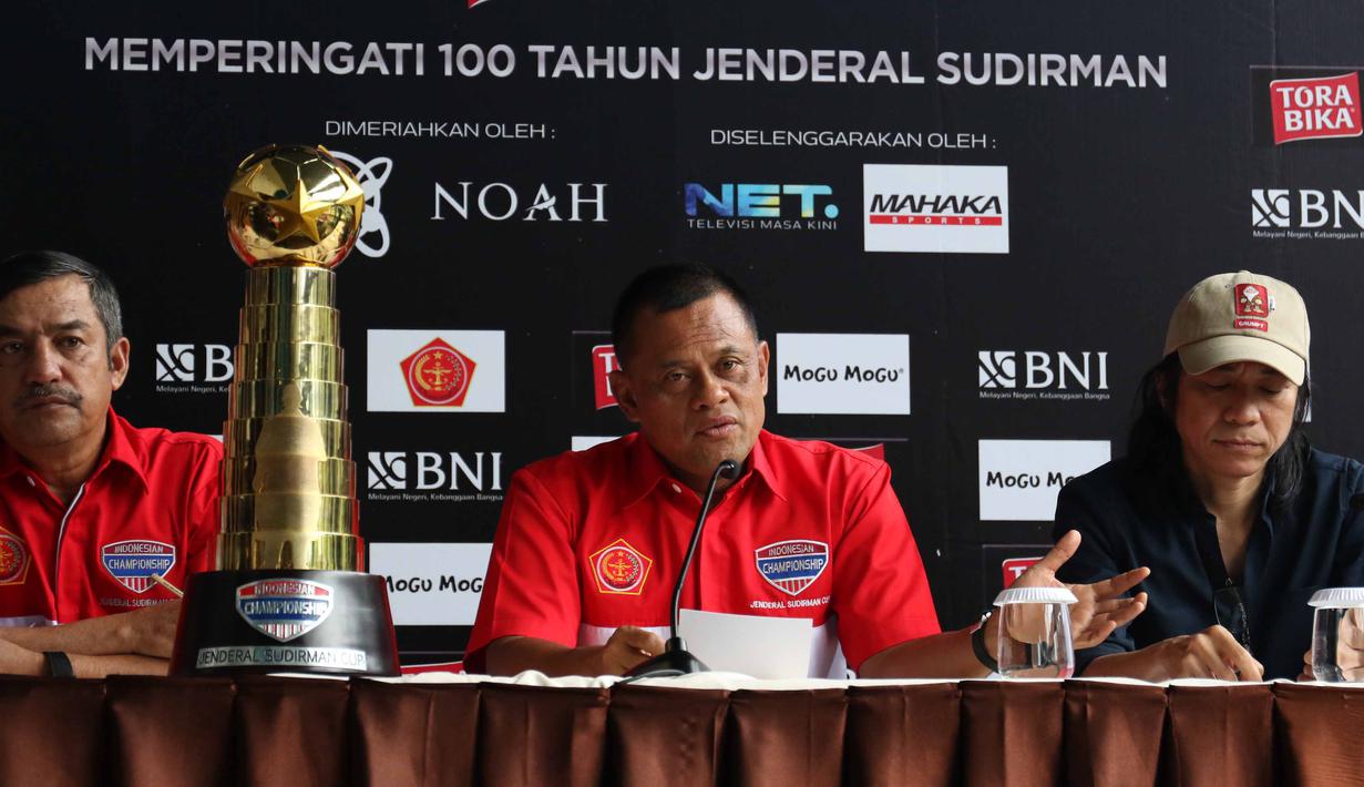 Panglima TNI, Gatot Nurmantyo (tengah) saat memberikan keterangan pada press conference Piala Jenderal Sudirman di Hotel Century, Senayan, Jakarta, Rabu (20/1/2016). (Bola.com/Nicklas Hanoatubun)