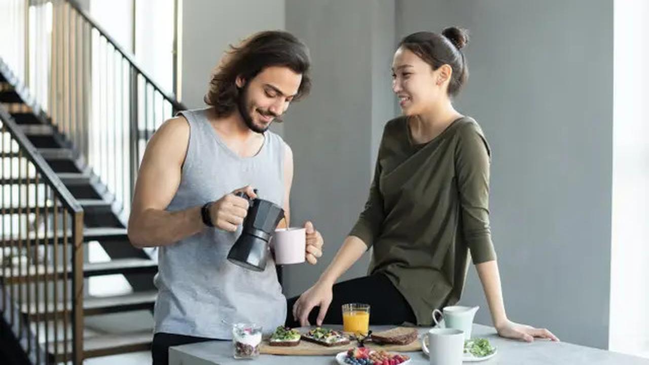 5 Cara Membangun Emotional Intimacy dalam Hubunganmu, Biar Makin Mesra