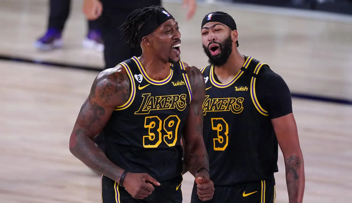 Pebasket Los Angeles Lakers, Dwight Howard dan Anthony Davis merayakan kemenangan atas Denver Nuggets pada gim kedua final wilayah barat Playoff NBA 2020, Senin (21/9/2020). Lakers menang dengan skor 105-103. (AP/Mark J. Terrill)