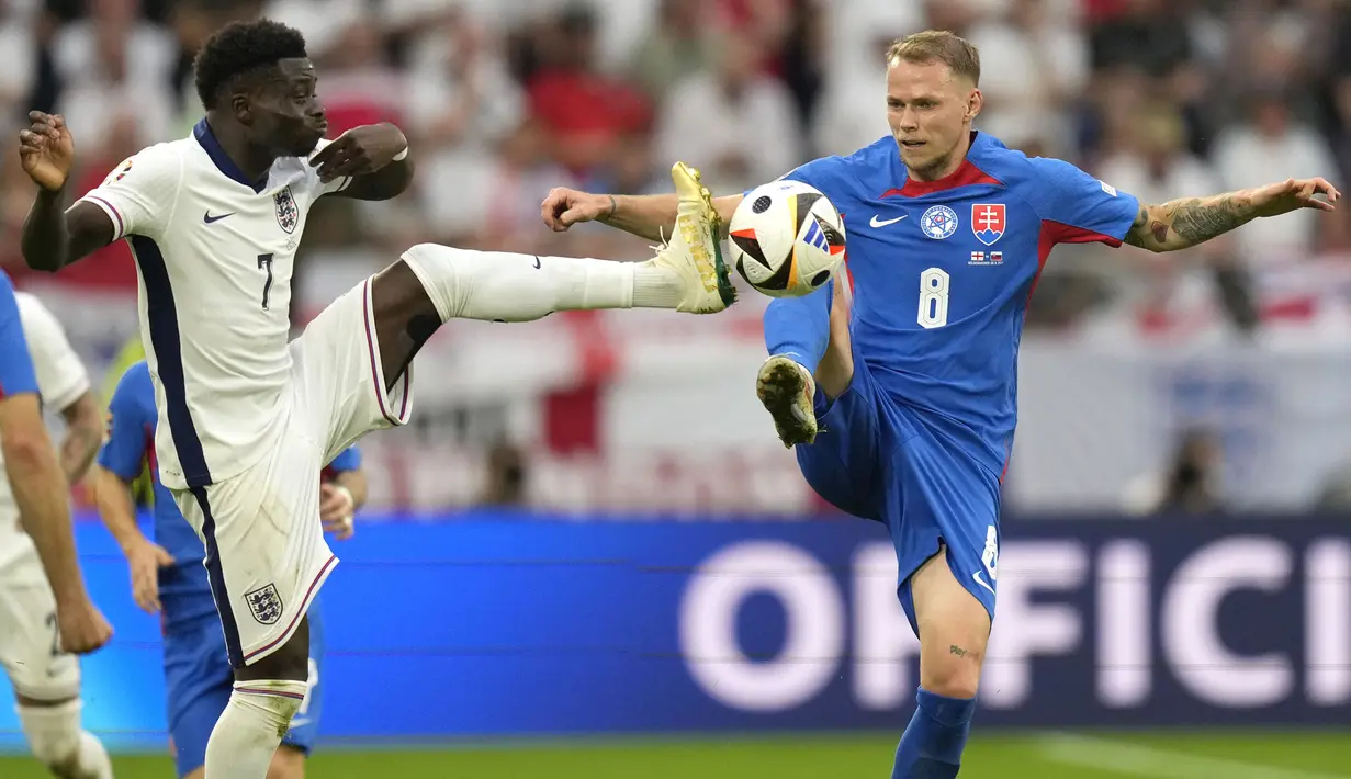 Striker Timnas Inggris, Bukayo Saka (kiri) berebut bola dengan gelandang Timnas Slovakia, Ondrej Duda pada laga babak 16 besar Euro 2024 di Arena AufSchalke, Gelsenkirchen, Jerman, Minggu (30/6/2024). (AP Photo/Ariel Schalit)