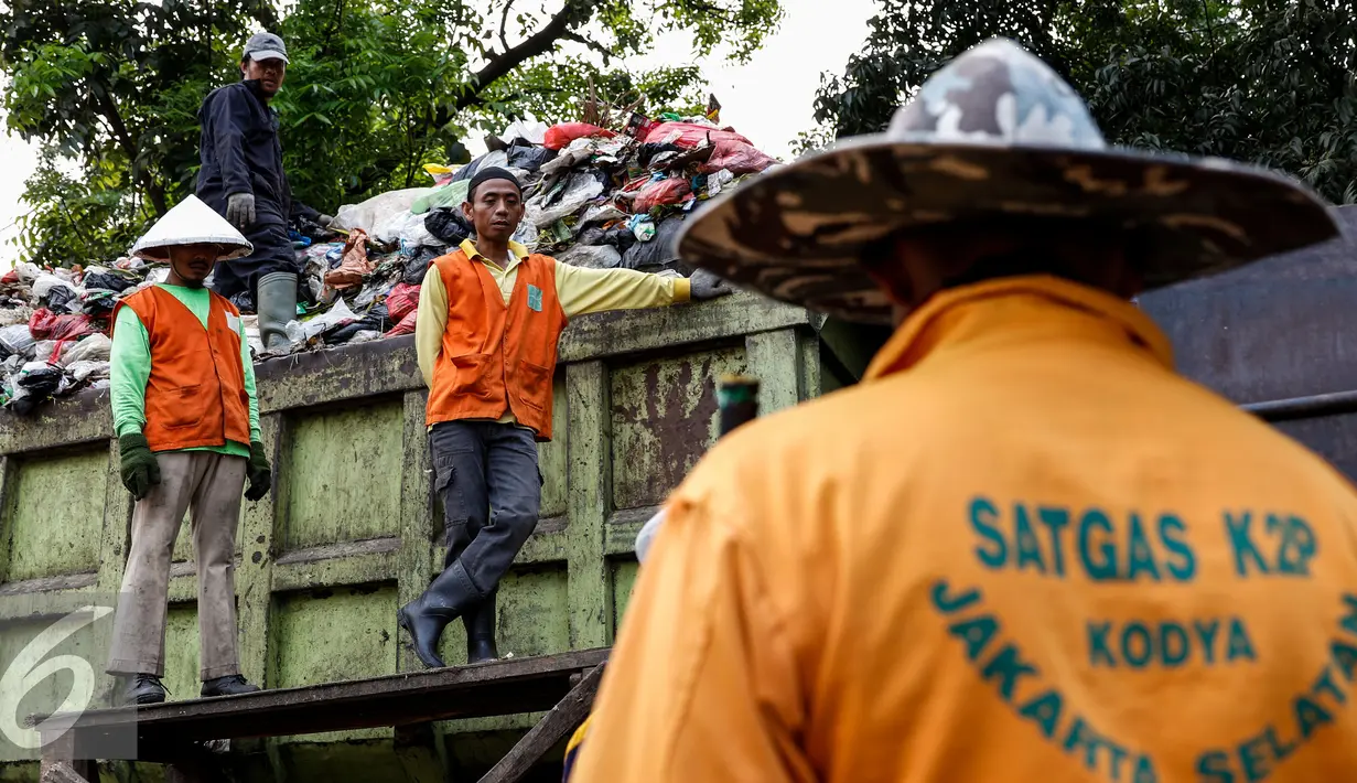Sejumlah pekerja memindahkan sampah ke truk pengangkut di Transit Pembuangan Sampah, Lenteng Agung, Jakarta, Rabu (19/8/2015). Setiap hari sampah yang diangkut dari Kecamatan Jagakarsa mencapai kisaran 94 ton. (Liputan6.com/Yoppy Renato)
