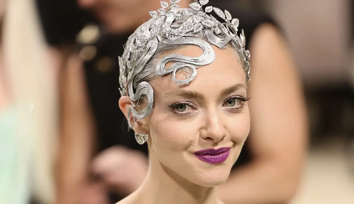 Amanda Seyfried tampil dengan rambut silver yang ditata sedemikian rupa. aksen hair piece daun bergaya romawi mengoptimalkan pesona tampilan ala fairy. [Foto: Instagram/ Vogue]