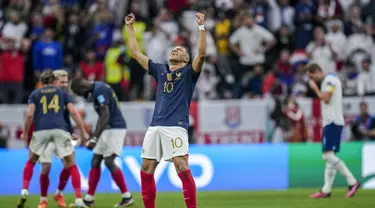 Penyerang Prancis Kylian Mbappe merayakan kemenangan timnya atas Inggris pada akhir laga perempat final Piala Dunia 2022 di Al Bayt Stadium, Minggu (11/12/2022) dini hari WIB. Mbappe tampak tertawa lepas usai penyerang timnas Inggris, Harry Kane gagal mengeksekusi penalti keduanya. (AP Photo/Christophe Ena)