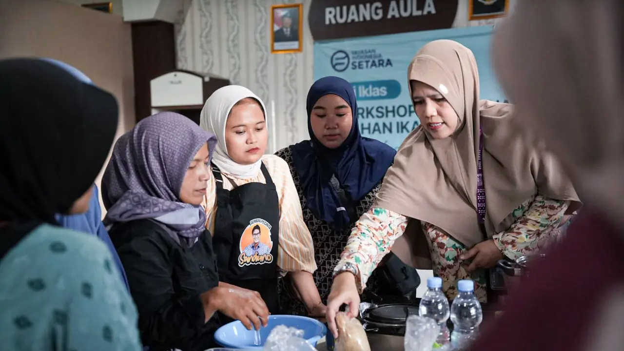 Founder Yayasan Indonesia Setara (YIS) Sandiaga Uno membuka lapangan kerja dengan menggelar pelatihan olahan ikan air tawar berupa kreasi nugget dan siomay ikan.