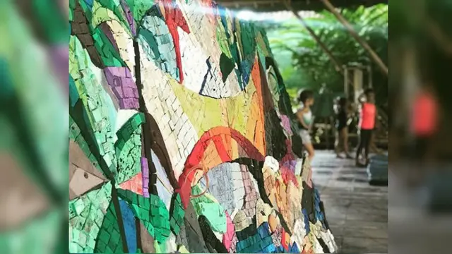 Liina Klaus memiliki ide brilian dalam menanggulangi sampah di pantai Bali, utamanya sampah sandal jepit.
