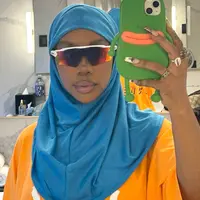 Tampil pakai gamis dan hijab, penampilan SZA saat rayakan Lebaran curi atensi warganet. [@sza]