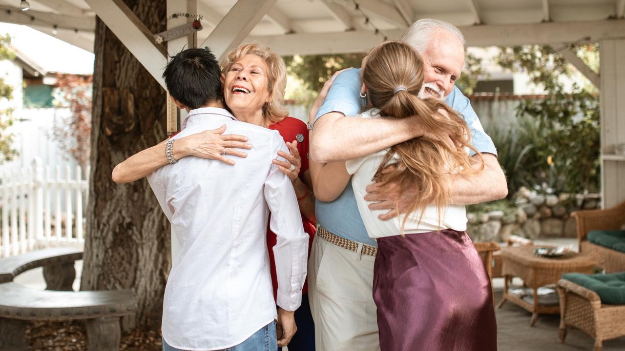 Tak Hanya Bikin Nyaman, Ini 7 Jenis Pelukan Beserta Maknanya