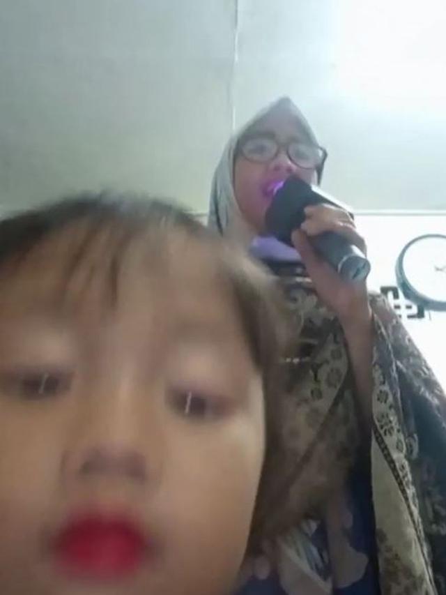 Bikin Tepuk Jidat, 6 Kelakuan Emak-Emak Kalau Lagi di Rumah