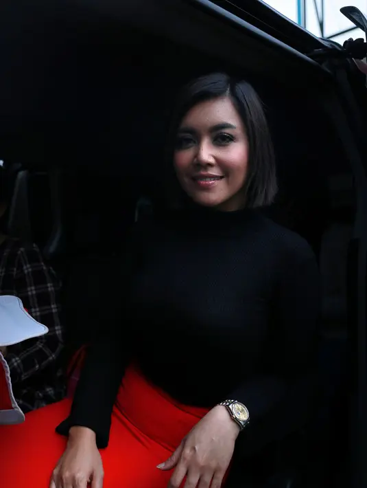 'Walau saya tahu ini keputusan yang saya ambil berat, tapi udah tetap di hati saya. Dan tetap saja faktanya nggak mudah untuk masuk dan menceritakan lagi di dalam. Saya sudah berusaha untuk melupakan,' tutup Denada.(Galih W. Satria/Bintang.com)