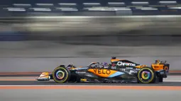 Pembalap McLaren, Oscar Piastri berkompetisi pada ajang balap Formula 1 GP Qatar 2023 yang berlangsung di Sirkuit Lusail, Qatar, Minggu (08/10/2023) malam WIB. Piastri memulai balapan dari posisi keenam. (AP Photo/Darko Bandic)
